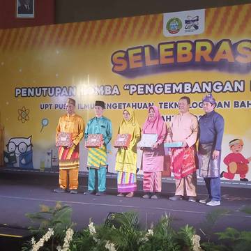 MAN 1 Pontianak Terima Penghargaan Prestasi Roket Air