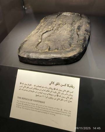Replika Tapak Kaki Suci di Atas Batu