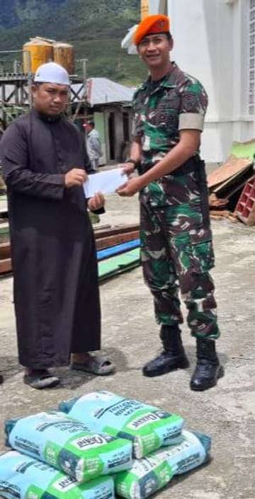 Pos Satgas Korpasgat Moanemani Salurkan Bantuan Bahan Bangunan