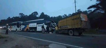 Tabrakan Bus vs Truk di Simpang Ampar