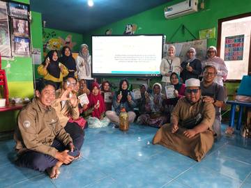 Warga Kampung Yuka Ikuti Pelatihan Pembuatan Ekoenzim