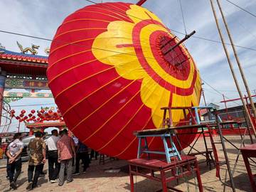 Lampion Raksasa 4,6 Meter Semarakkan Vihara Kakap