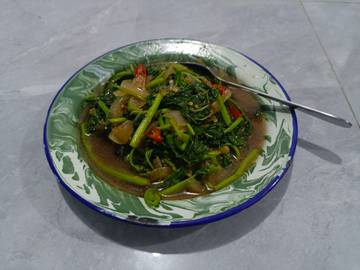 Tumis Bayam di Atas Piring Blirik