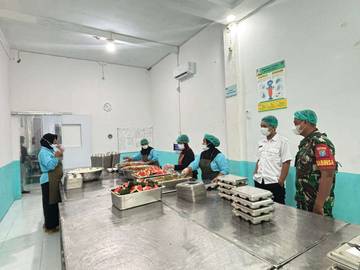 Babinsa Mukok Pantau Program Makan Bergizi Gratis Siswa