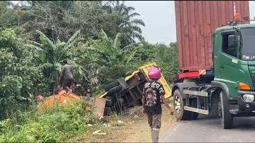 Tabrakan Maut Dua Truk di Sungai Ambawang