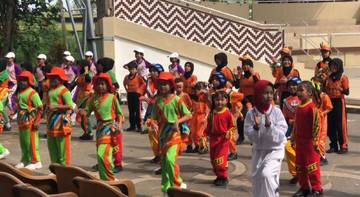  Lomba Poco-Poco Ceria Kenalkan Budaya di Tugu Khatulistiwa