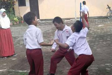 Mengajar dengan Hati: Kisah Guru di Sekolah Inklusi SDN 5 Arcawinangun