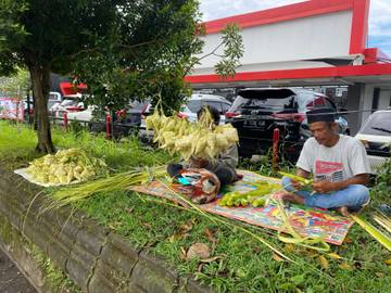 Mengais Rezeki dari Seikat Ketupat