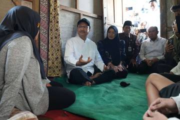 Mensos Temui Calon Siswa Sekolah Rakyat di Banjarnegara