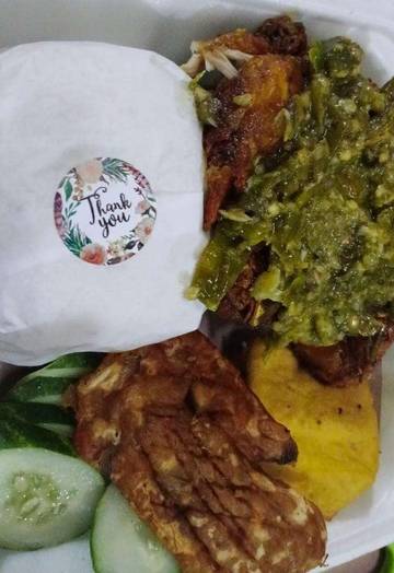 Lezatnya Ayam Geprek Sambal Hijau yang Wajib Dicoba