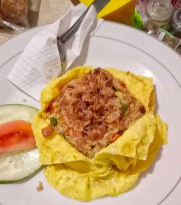 Nasi Goreng Selimut: Lezatnya Sarapan yang Dibungkus Telur
