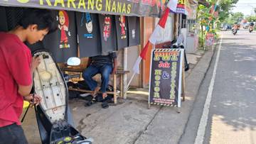 Usaha Jok Motor Karangnanas Bertahan Diantara Persaingan Ketat