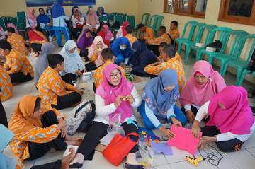 Sekolah Lansia Beri Ketrampilan Kerajinan dari Botol Bekas