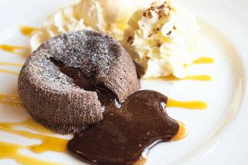 Lava Cake: Lezatnya Cokelat yang Meleleh