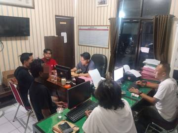 Petugas Satpol PP Cilacap Dikeroyok Saat Tolong Pedagang