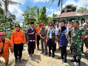 Menteri PMK Pratikno Tinjau Lokasi Longsor di Pandanarum 