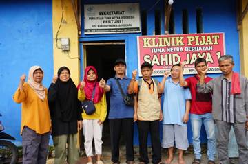 Pertuni Banjarnegara Baksos Pijat Pengungsi Bencana Situkung
