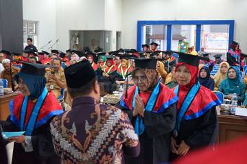 Sekolah Lansia Istiqomah Prajuritan Wisuda 94 Lulusan