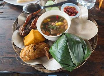 Rahasia Kelezatan Nasi Timbel, Makanan Tradisional Sunda
