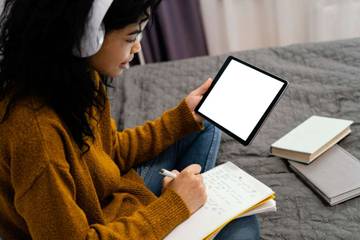 Deep Reading di Era Digital: Tantangan dan Peluang