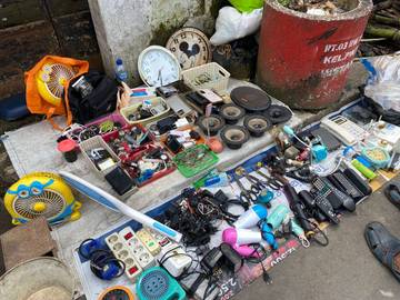 Seni Berburu Barang Antik Murah di Pasar Wage