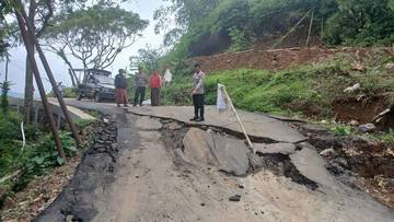 Jalan Batunyana Amblas Mendapatkan Perhatian Polsek Bojong 