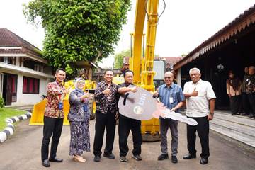 Banyumas Terima Bantuan Alat Berat untuk Tangani Banjir-Sampah
