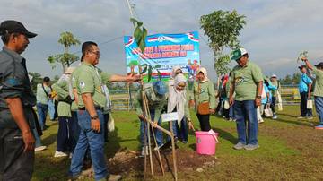 Asmari Purwokerto Tanam Puluhan Pohon di Kolam Retensi