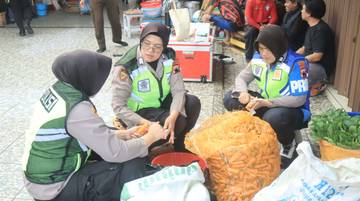 Polwan Polres Purbalingga Bantu Dapur Umum di-Lokasi Bencana