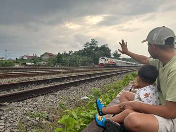 Stasiun Karangsari Berubah Jadi Wisata Dadakan Setiap Sore