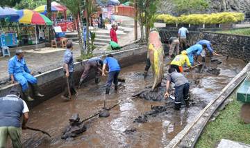 Pengelola dan Pedagang Baturraden Bersihkan Sisa Banjir Lumpur