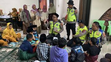 Polisi Ajak Anak Pengungsi Mengaji
