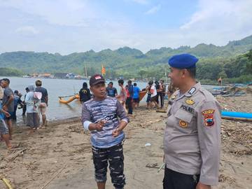 Perahu Nelayan Terbalik di Muara Logending 
