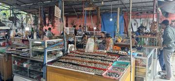 Pasar Serayustone Jaga Warisan Budaya Lewat Barang Antik