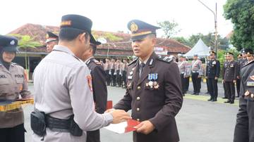Polres Tegal Anugerahkan Satyalancana Pengabdian