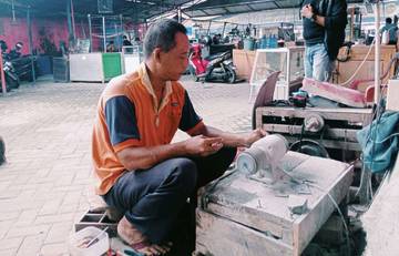 Perajin Batu Akik Bertahan di Pasar Serayu Stone
