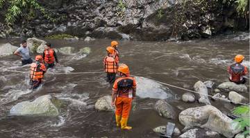 Relawan dan Warga Bersihkan Aliran Sungai Curug Bayan