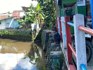 Tetap Memancing di Sungai Kranji Meski Air Keruh