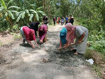 Sepuluh Tahun Terabaikan, Warga  Patungan Aspal Jalan Sendiri