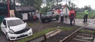 Terobos Palang Kereta, Mobil Tertabrak KA Pengangkut Semen