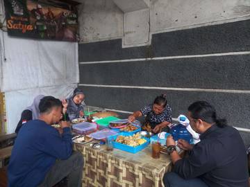 Kisah Ibu Sukar Pertahankan Warung Rames Bawah Jembatan