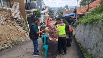  Polisi Evakuasi Warga Terdampak Pergerakan Tanah di Padasari 