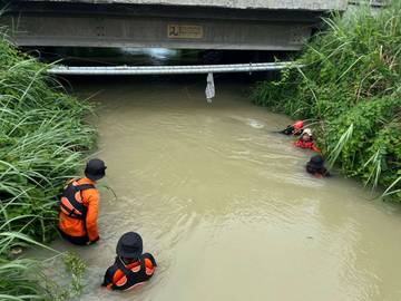 Sar Brebes Terus Mencari Korban Hanyut Sungai Maiyah
