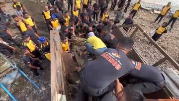 Brimob Polda Jateng Bersama Warga Bersihkan Lingkungan