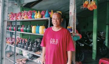Dedikasi Bapak Bani Mempertahankan Eksistensi Toko Tradisional Banyumas