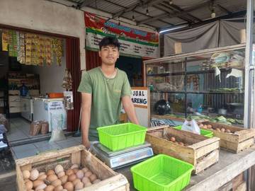 Harga Telur Ayam di Pasar Cerme Merangkak Naik