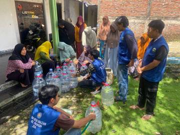 KKN UMP Kembangkan Budidaya Lele Menggunakan Galon Bekas