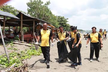 Polresta Cilacap Bersihkan Pantai Teluk Penyu