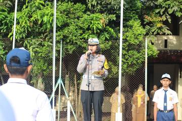 Kasat Lantas Polres Purbalingga Ingatkan Helm Ke Siswa