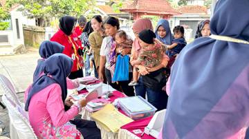 Ibu dan Balita Antusias Ikuti Alfamart Sahabat Posyandu